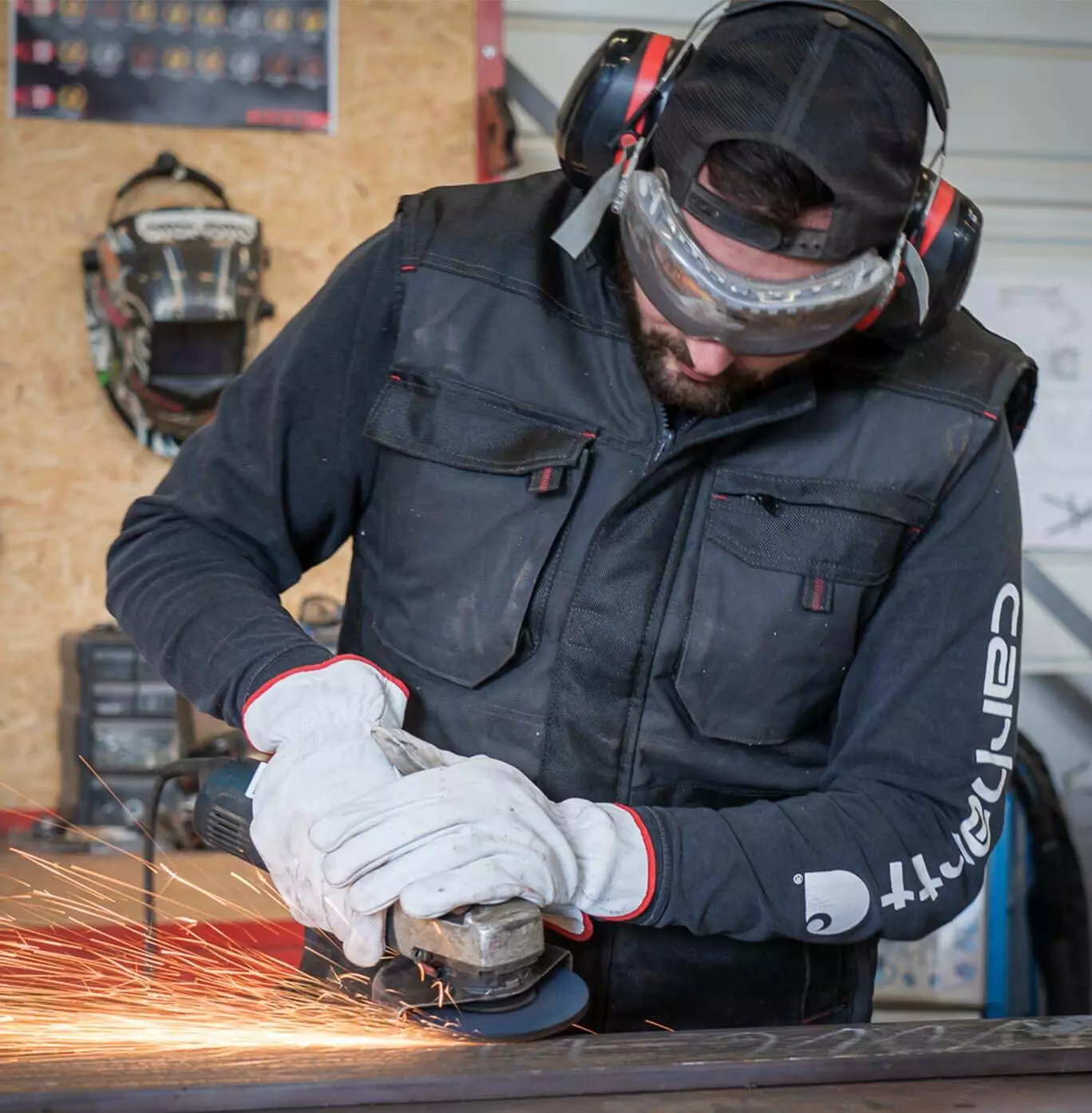 Maxime Bernard, métallier-soudeur dans son atelier