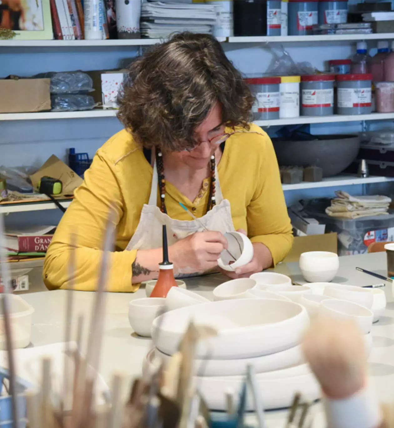 Marion Etcheverry, céramiste dans son atelier à Marmande